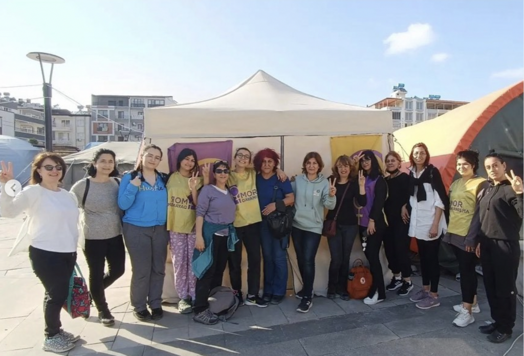 Women in front of the solidarity tent in Samandağ/Hatay.